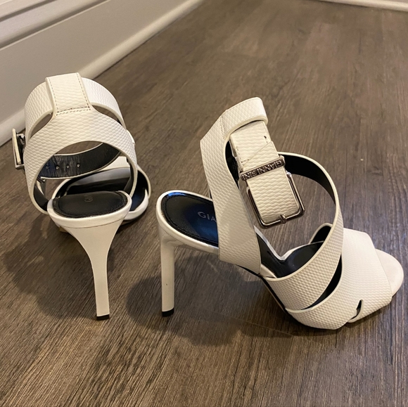 White Gianni Bini Heels size 7.5 - Picture 4 of 4